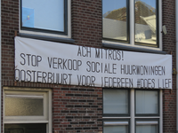 851477 Afbeelding van een spandoek op de voorgevel van het pand Zonstraat 21D te Utrecht. Er wordt geprotesteerd tegen ...